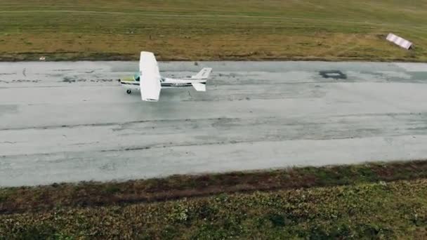 Pequeño jet está montando a lo largo de la pista al aire libre — Vídeo de stock