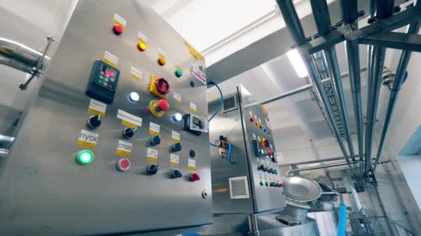 Moderne Maschinen in einem Milchwerk. — Stockvideo