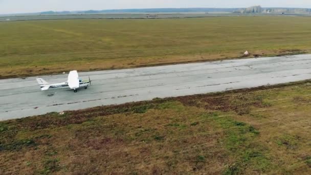 Вид зверху на маленький літак, що їде вздовж злітно-посадкової смуги — стокове відео