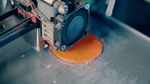 3d εκτυπωτή λειτουργεί σε ένα 3d εργαστήριο εκτύπωσης. — Αρχείο Βίντεο