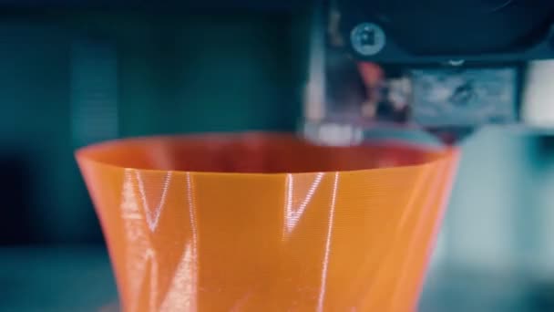 Modern skrivare formar en form med plast i ett 3D-utskriftslabb. — Stockvideo