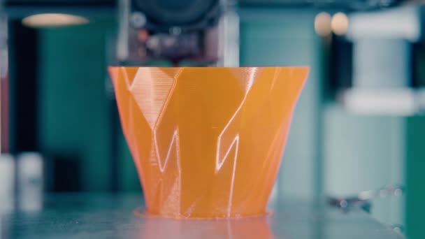 Impresora de metal forma una taza de plástico . — Vídeo de stock