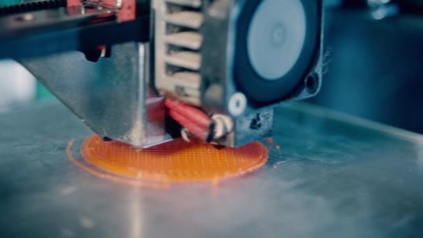 Impresora 3D crea una forma de plástico en un laboratorio de impresión 3D . — Vídeos de Stock