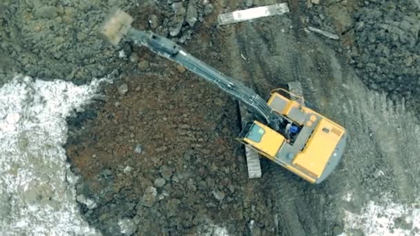 Excavadora de metal cava arena con un cubo en una carrera. Sitio de nuevas construcciones . — Vídeo de stock