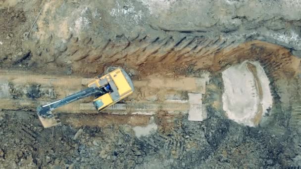 Construcción de trabajo excavadora mueve arena en un cubo . — Vídeos de Stock