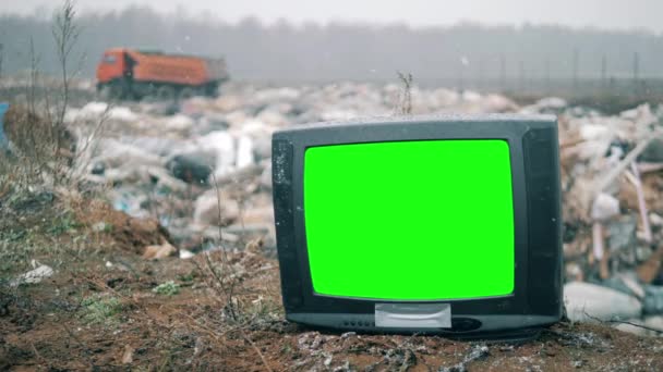 Мусорная свалка со сломанным телевизором в снегу — стоковое видео
