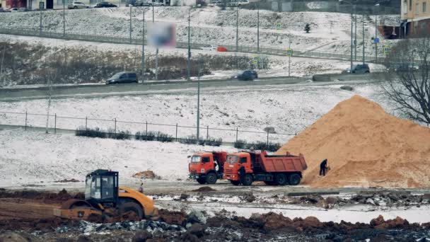 Máquinas trabalham com areia em uma grande carreira . — Vídeo de Stock