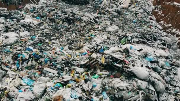 Stapels dump in de buitenlucht ravijn tijdens het sneeuwen — Stockvideo