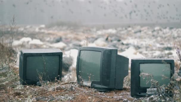 Televisori spenti con un sito di grabage sullo sfondo — Video Stock