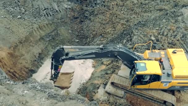 Ein Traktor schüttet Sand in eine Grube. — Stockvideo