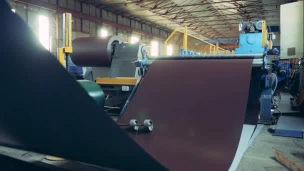 巨大的金属板正通过运输机 — 图库视频影像