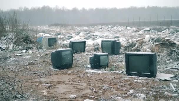 TV sprecate durante la nevicata nella discarica — Video Stock