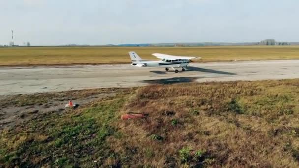 Ein Flugzeug bewegt sich langsam auf das Ende der Landebahn zu — Stockvideo