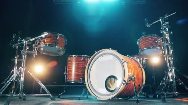 Estúdio com um kit de bateria em flashes de luz — Vídeo de Stock