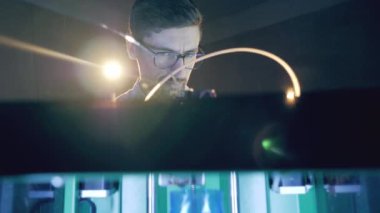 Mavi bir vazo profesyonel denetim altında 3D yazdırılıyor