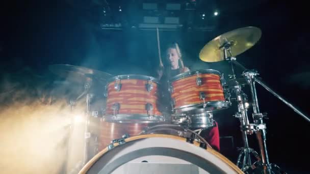 Muzikant speelt drums in rookwolken — Stockvideo