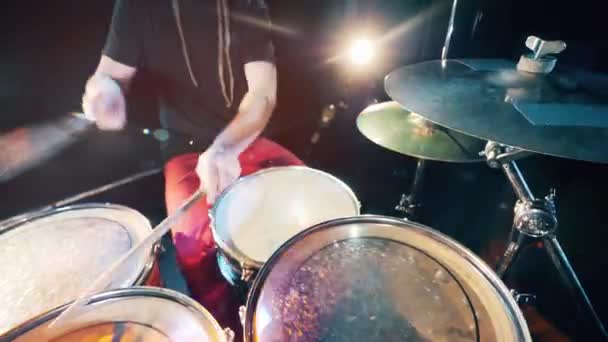 Kit de bateria está sendo tocado por um músico — Vídeo de Stock