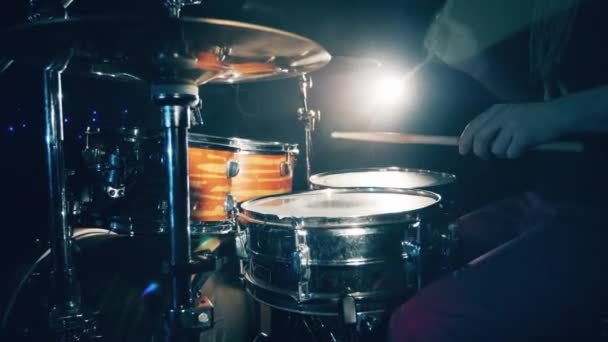 Zijaanzicht van een drumstel dat in de lichtflits wordt afgespeeld — Stockvideo