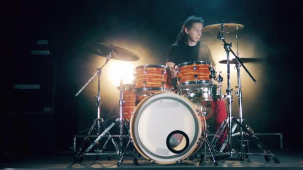 Hombre músico está tocando la batería en una vista frontal — Vídeo de stock