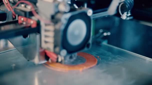 La máquina de impresión está haciendo una base redonda en 3D — Vídeos de Stock