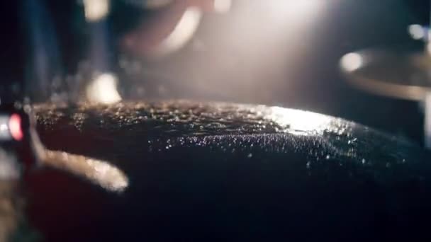 Поверхность мокрой цимбалы барабана во время игры крупным планом — стоковое видео