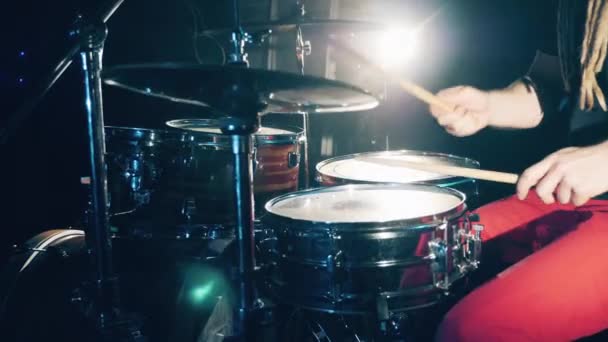 Drumset wird in einer Seitenansicht gezeigt, während gespielt wird — Stockvideo