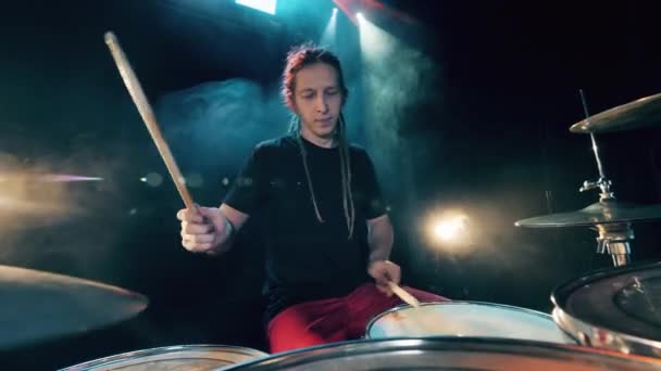 Músico com dreadlocks está tocando bateria no estúdio — Vídeo de Stock