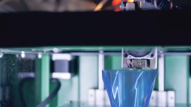Эксперт-мужчина осматривает вазу с 3D-принтером — стоковое видео