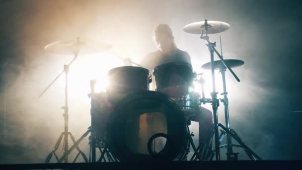 Manlig trummis spelar trummor i röken — Stockvideo