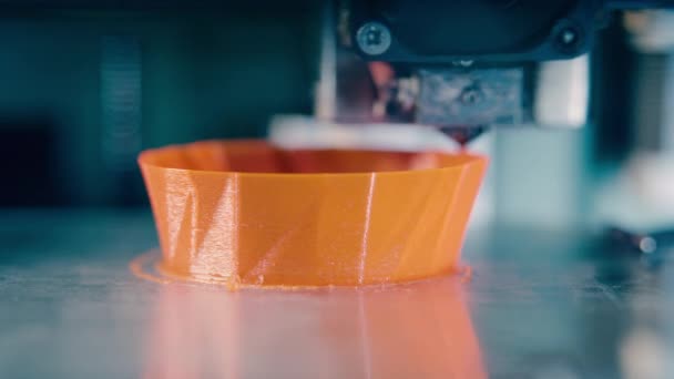 3Dプリンタは花瓶の喉を印刷しています — ストック動画