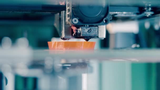 3D-printer está haciendo un objeto circular naranja — Vídeo de stock