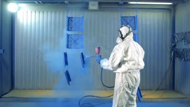 Metal bir parçanın profesyonel el spreyi resmi. Fabrika işçisi hava fırçasıyla metal parçaları boyuyor. — Stok video