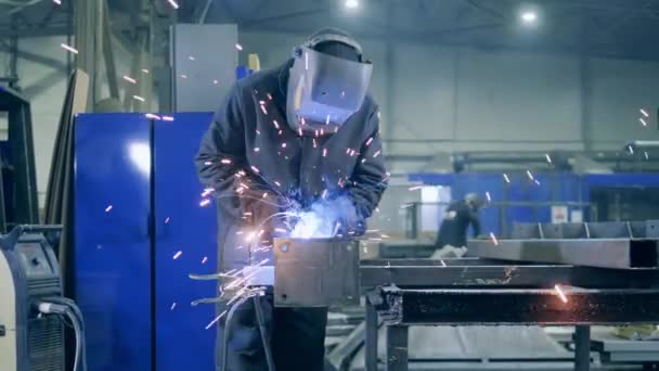 Especialista está soldando um feixe de metal com uma ferramenta de corte — Vídeo de Stock