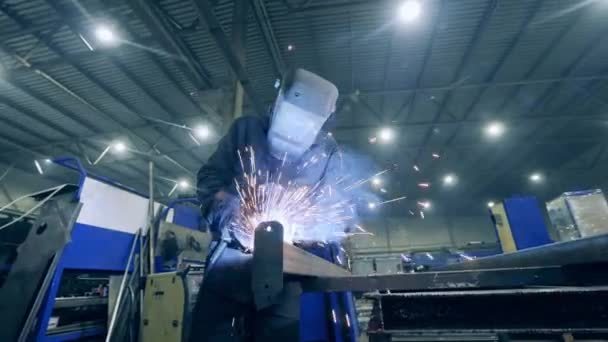 Profesional Heavy Industry Welder bekerja di pabrik pengelasan. Pekerja pabrik menggunakan alat pemotong untuk mengelas logam — Stok Video