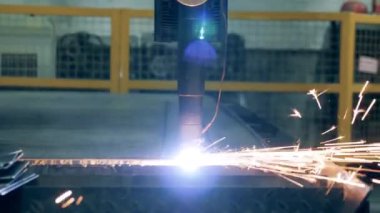 Plazma kesme mekanizması metal plakaları kaynaklıyor