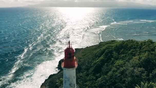 Верхняя часть маяка на берегу моря. Вид с воздуха на маяк на Атлантический океан . — стоковое видео