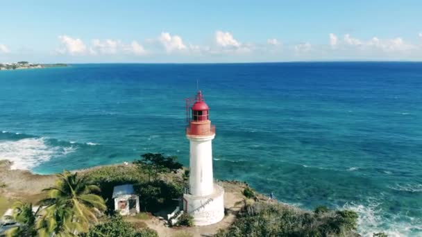 Paisaje marino tropical con un antiguo faro. Drone tiro de hermoso faro en Carribeans — Vídeo de stock