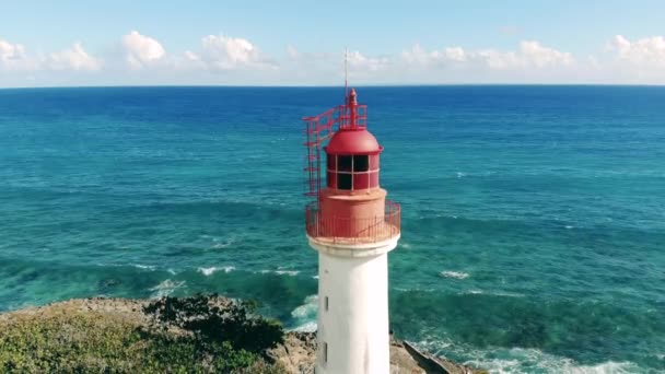Tour de phare étant à côté de la mer — Video