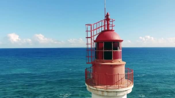 Комната фонаря маяка на берегу моря. Вид с воздуха на маяк на Атлантический океан . — стоковое видео