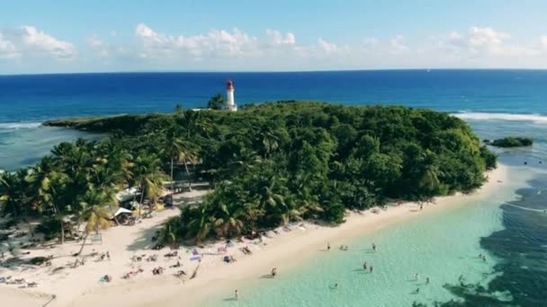 Морський курортний острів з маяком і пляжем — стокове відео