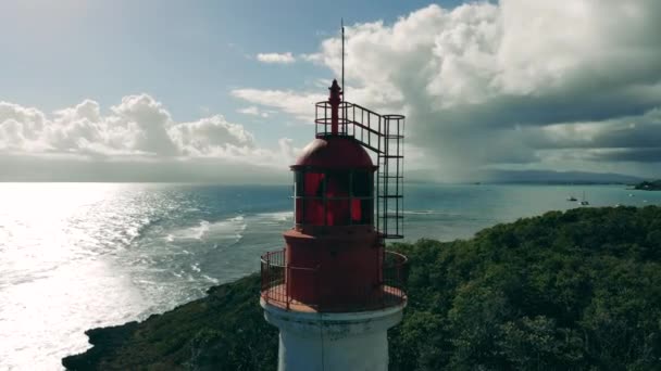 Marina nublada com um quarto de lanterna de um farol — Vídeo de Stock