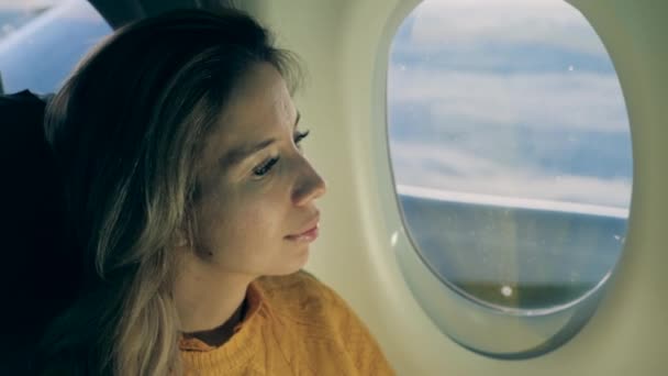 Cara de mulher enquanto voa no avião em um close — Vídeo de Stock