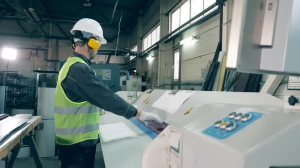 Engenheiro masculino está operando uma máquina de processamento de metal — Vídeo de Stock