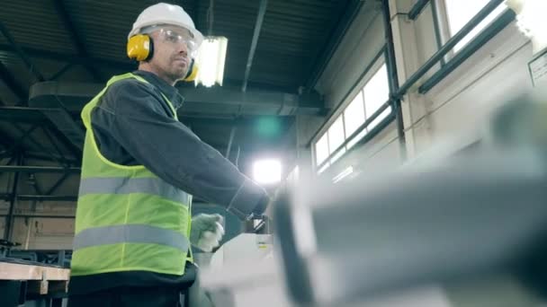 Azulejo de metal se está doblando por el equipo de fábrica bajo control de los trabajadores — Vídeos de Stock