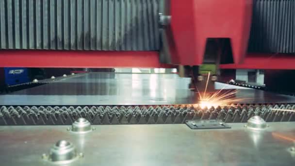 Schnelle Bewegung einer Lasermaschine, die Schnitte auf das Metall macht. Laserschneidmaschine zur Bearbeitung von Blechen aus Metall. — Stockvideo