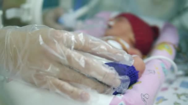 Primo piano della mano delle infermiere che toccano un bambino — Video Stock