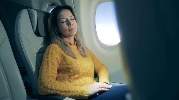 Muhteşem kadın uçağın kabininde uyuyor.