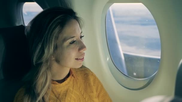 Una donna è contenta mentre vola sull'aereo — Video Stock