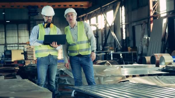 Männliche Arbeiter beobachten Dachmaterialien in der Fabrik — Stockvideo