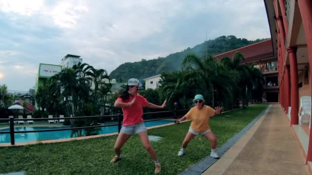 Filles heureuses dansent dans un resort . — Video